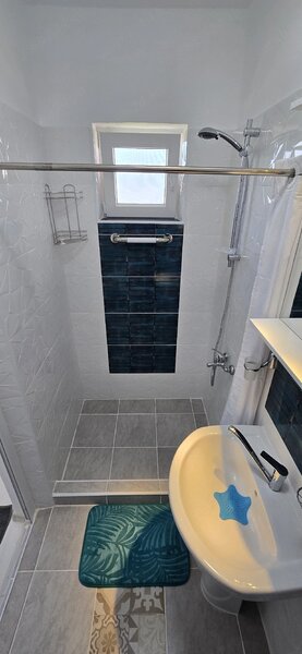 Eroii Revolutiei, Giurgiului, 5 min. de metrou, in vila, tv, ac, totul nou